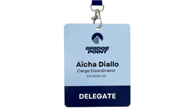 Badge nominatif délégué avec lanière, au nom de Aïcha Diallo, coordinatrice cargo – modèle Bridge Point bleu clair