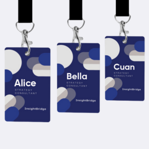 Badges Événementiels Personnalisés avec Lanyards – IDCGO Trois badges événementiels personnalisés avec lanyards, affichant les prénoms Alice, Bella et Cuan, au design géométrique bleu et blanc.