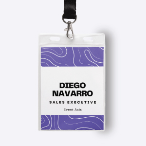 Badge Nominatif Événementiel avec Lanyard – IDCGO Badge événementiel vertical dans un porte-badge transparent avec lanyard, affichant le nom Diego Navarro, Sales Executive, au design violet et blanc.