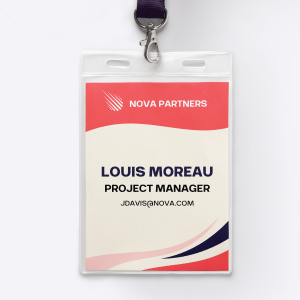 Badge Vertical avec Porte-Badge – IDCGO Badge vertical dans un porte-badge transparent avec lanyard, affichant le nom Louis Moreau, chef de projet chez Nova Partners.
