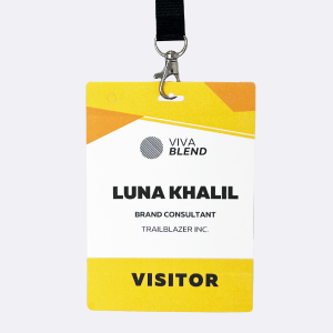 Badge visiteur avec lanyard affichant le nom Luna Khalil, consultante de marque chez Trailblazer Inc., avec le logo Viva Blend.