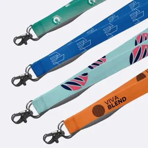 Lanyards Personnalisés – IDCGO Ensemble de quatre lanyards personnalisés colorés avec mousquetons métalliques, présentant différents motifs et logos.