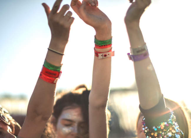 Bracelets en tissu personnalisés : sécurité inviolable pour vos festivals !
