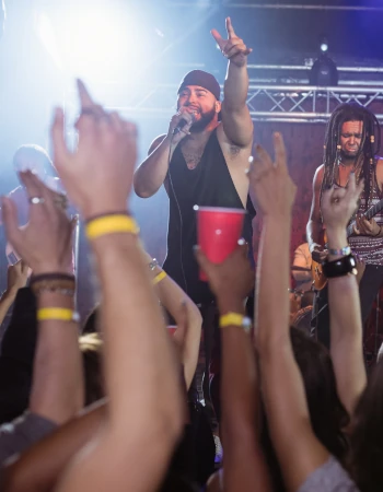 Chanteur bracelet concert