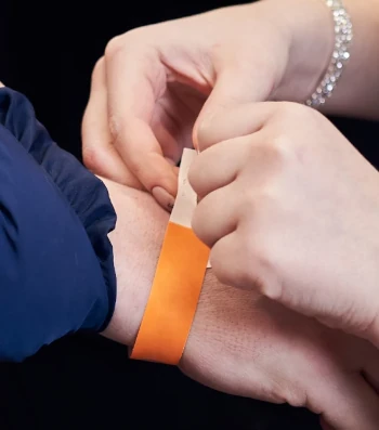 Festivalier se faisant attacher son braceler